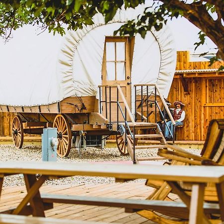 The Big Texan - Cabins And Wagons 애머릴로 외부 사진