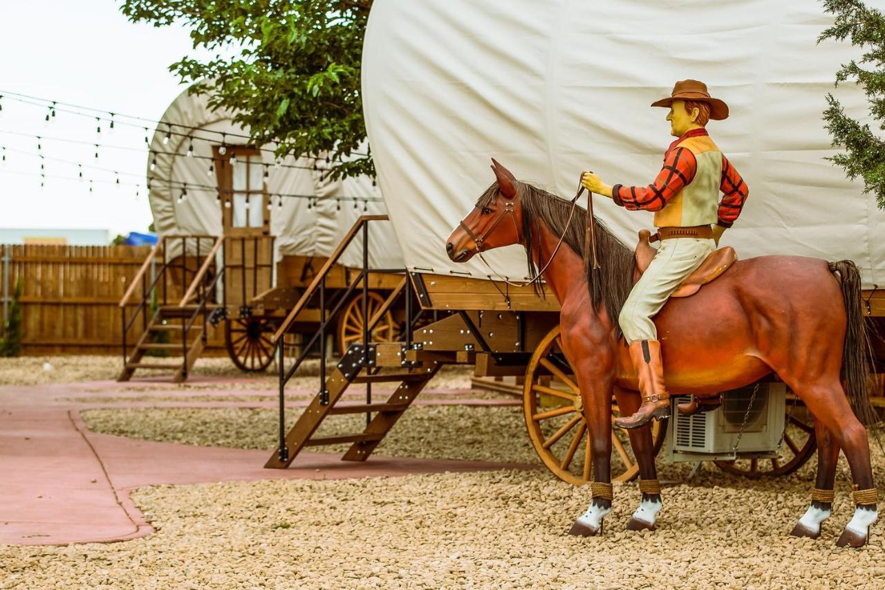 The Big Texan - Cabins And Wagons 애머릴로 외부 사진