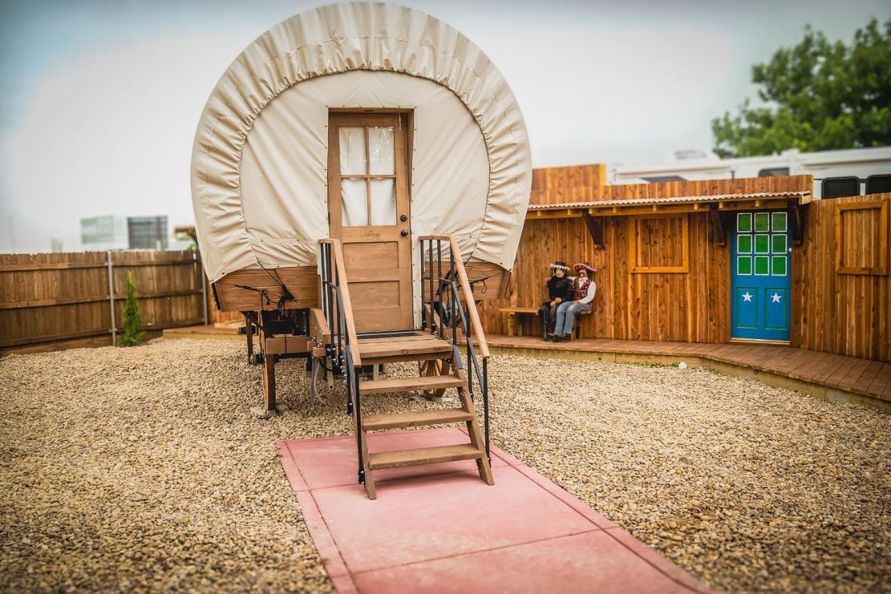 The Big Texan - Cabins And Wagons 애머릴로 외부 사진