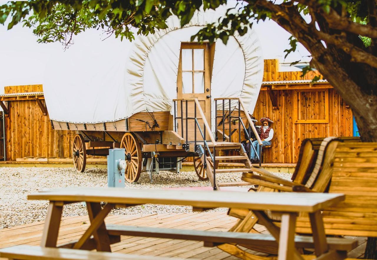 The Big Texan - Cabins And Wagons 애머릴로 외부 사진